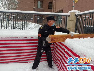 清除玩具棚上积雪,排除安全隐患_调整大小 清除玩具棚上积雪,排除安全隐患_调整大小