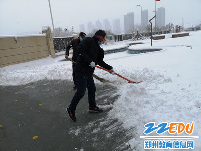 唐海良主任带领门卫师傅在园内除雪_调整大小 唐海良主任带领门卫师傅在园内除雪_调整大小
