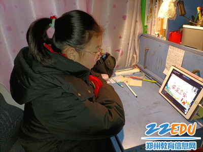 学生认真聆听校长讲话_调整大小 学生认真聆听校长讲话_调整大小