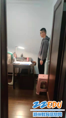 2国歌响起,同学们肃立注目 2国歌响起,同学们肃立注目