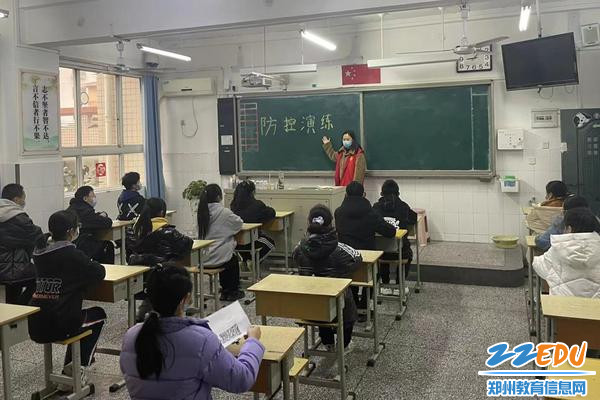 班主任老师带领学生志愿者演练课堂突发状况