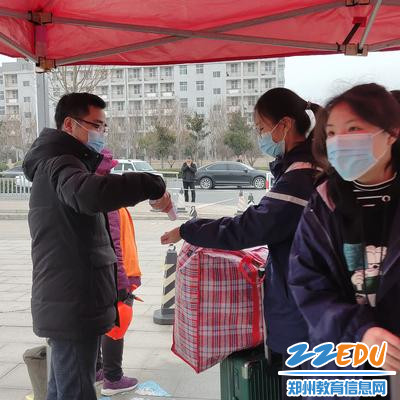 1入校测量体温 1入校测量体温