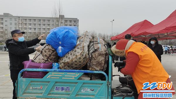 3学校安排老师为返校学生搬运行李 3学校安排老师为返校学生搬运行李