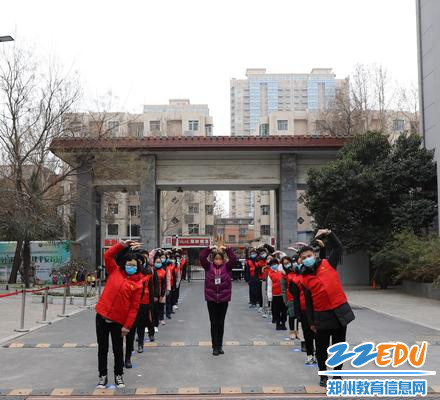 隔空比心 欢迎经纬学子归来 隔空比心 欢迎经纬学子归来