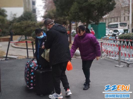 贴心服务 为住宿生消杀行李 贴心服务 为住宿生消杀行李