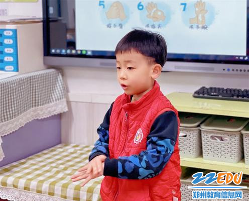 2.大班幼儿在小朋友的示范下重温七步洗手法 2.大班幼儿在小朋友的示范下重温七步洗手法