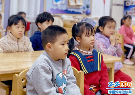 3.中班幼儿认真倾听老师讲解防疫知识 3.中班幼儿认真倾听老师讲解防疫知识