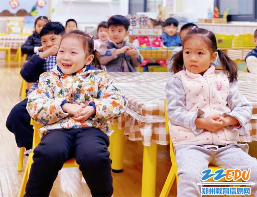 4.小班幼儿跟随老师一起学习七步洗手法 4.小班幼儿跟随老师一起学习七步洗手法