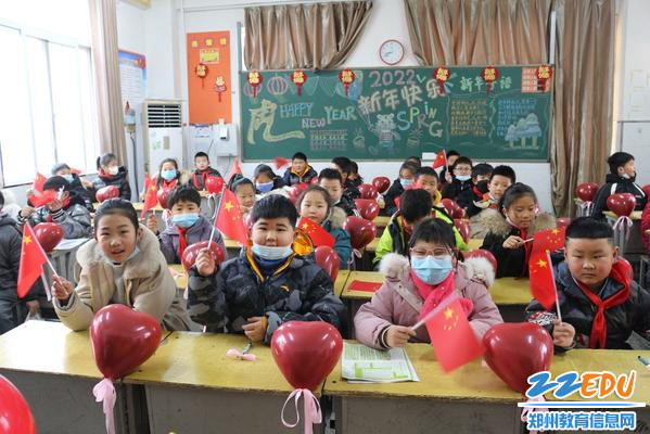 登封市通达路小学二二班同学在展示寒假实践作业登封市嵩山路小学一