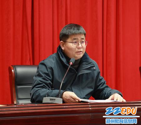 3袁伟民副校长向班主任老师们讲解“有梦有爱,内心充盈”德育工作体系 3袁伟民副校长向班主任老师们讲解“有梦有爱,内心充盈”德育工作体系