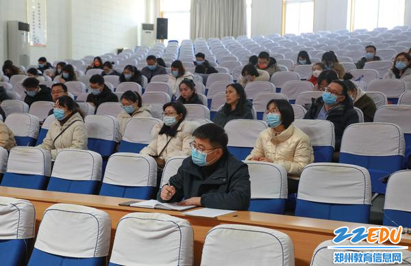 4班主任老师们认真听会 4班主任老师们认真听会