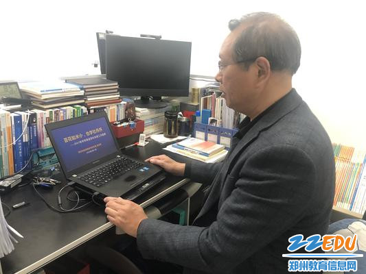 郑州市教育局教学研究室黄利军老师在作2021年郑州市中学英语学科年度工作回顾