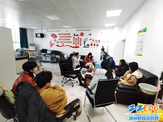 1.软件应用部教师在主任董丽红的带领下认真学习文件 1.软件应用部教师在主任董丽红的带领下认真学习文件