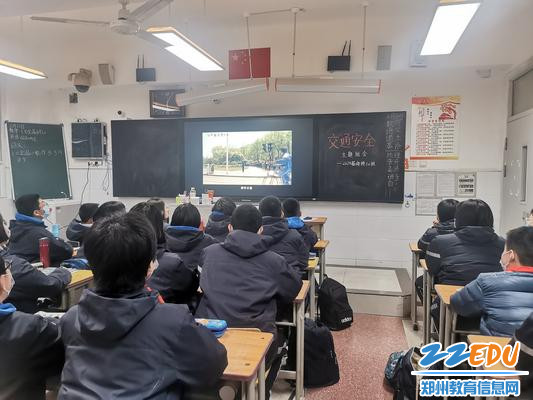 召开交通安全知识主题班会 召开交通安全知识主题班会