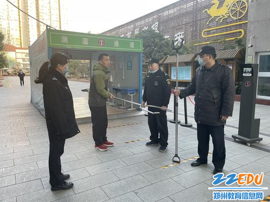 安保人员在学习使用安保器械 安保人员在学习使用安保器械