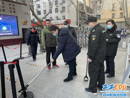 郑州八中副校长李益讲明要借助身边器材加强器械练习 郑州八中副校长李益讲明要借助身边器材加强器械练习