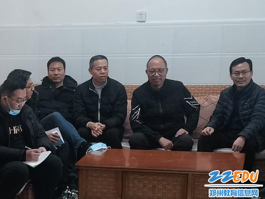 教研组长陈书策主持教研活动(二) 教研组长陈书策主持教研活动(二)