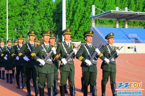 1。国旗礼宾社正在训练 1。国旗礼宾社正在训练