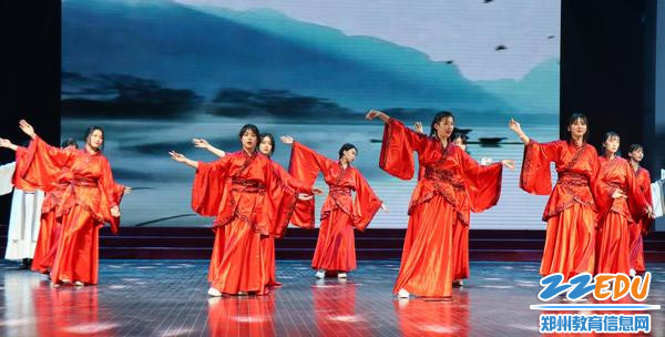 2.礼仪社团在校园艺术节上表演舞蹈《礼仪之邦》 2.礼仪社团在校园艺术节上表演舞蹈《礼仪之邦》