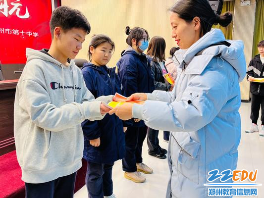 4.校团委书记李晓培为获奖社团干部颁奖 4.校团委书记李晓培为获奖社团干部颁奖