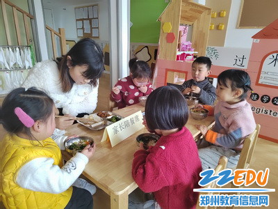 小二班家长陪餐中_调整大小 小二班家长陪餐中_调整大小