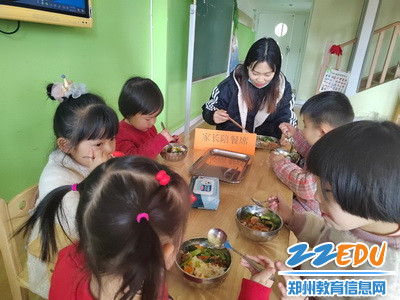 小三班家长陪餐中_调整大小 小三班家长陪餐中_调整大小