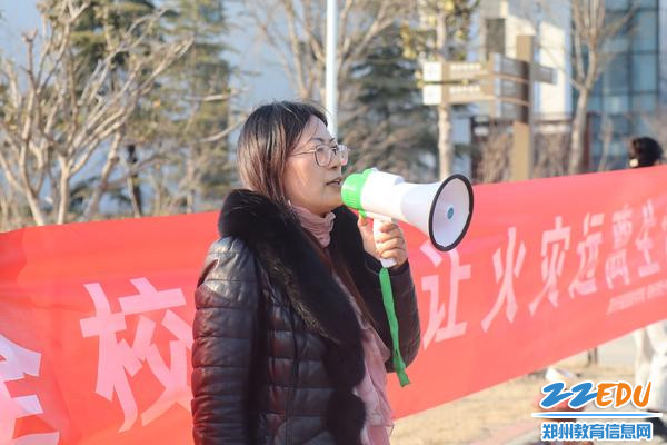 2.李新华老师讲解火场逃生技巧 2.李新华老师讲解火场逃生技巧