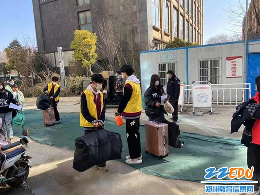 志愿者帮助学生运送行李 志愿者帮助学生运送行李