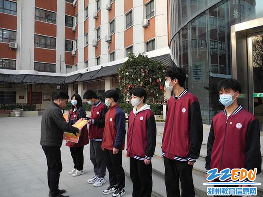 副校长谢涛为获奖班级颁发奖状 副校长谢涛为获奖班级颁发奖状