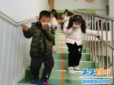 紧张有序逃生_调整大小 紧张有序逃生_调整大小