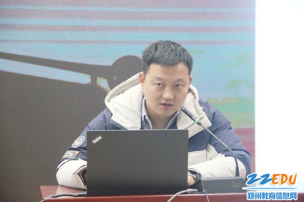 1.青年教工团支部曹帅老师对同学们进行培训 1.青年教工团支部曹帅老师对同学们进行培训