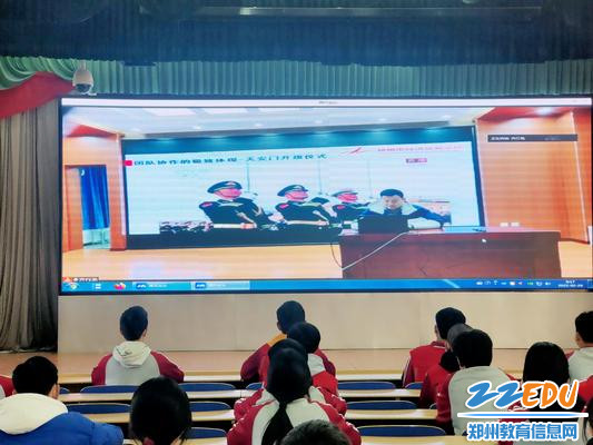 3.西校区自管会成员观看直播培训 3.西校区自管会成员观看直播培训