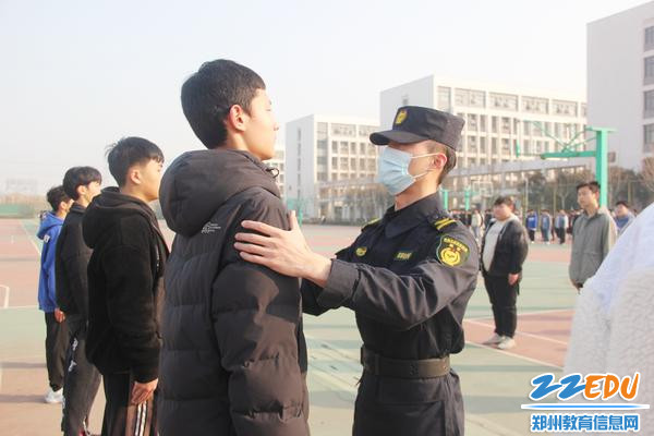 3.教官纠正学生动作 3.教官纠正学生动作