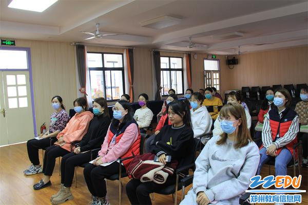 4教职工认真聆听 4教职工认真聆听