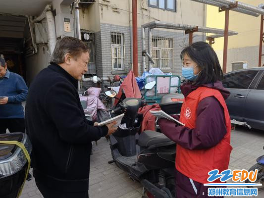 6 学生志愿者在社区宣传《河南省文明行文促进条例》内容