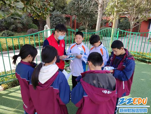 教师志愿者为小队成员讲解宣讲内容 教师志愿者为小队成员讲解宣讲内容