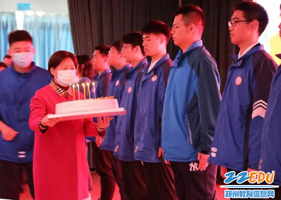 贾惠芬等领导为各班学生送上十八岁生日蛋糕
