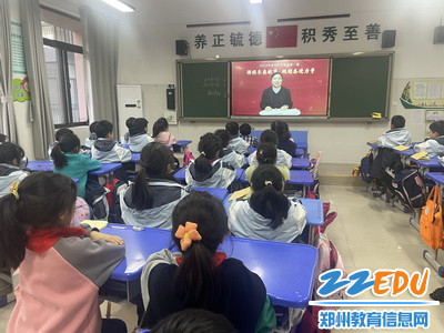 惠济区迎宾路小学老师在办公室观看2022年春季开学思政第一课惠济区