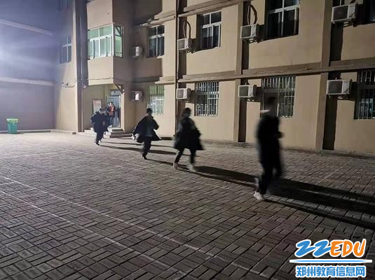 开学初组织住校生进行疏散演练 开学初组织住校生进行疏散演练