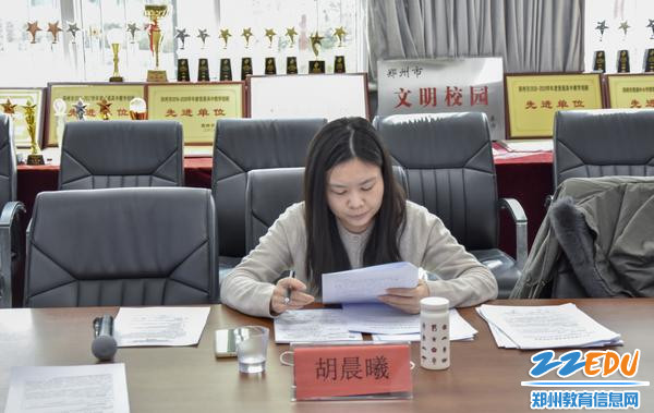 2.胡晨曦对课题进行指导 2.胡晨曦对课题进行指导