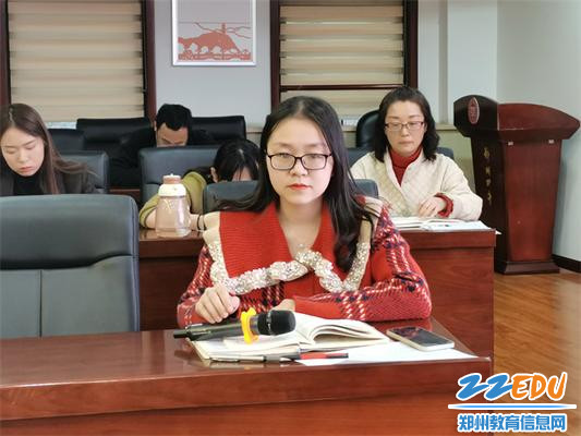 2年级主任王一帆主持会议 2年级主任王一帆主持会议