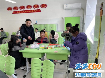 王俊老师和学生一起交流_调整大小 王俊老师和学生一起交流_调整大小