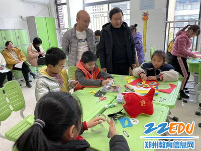 老师参观学生制作过程_调整大小 老师参观学生制作过程_调整大小