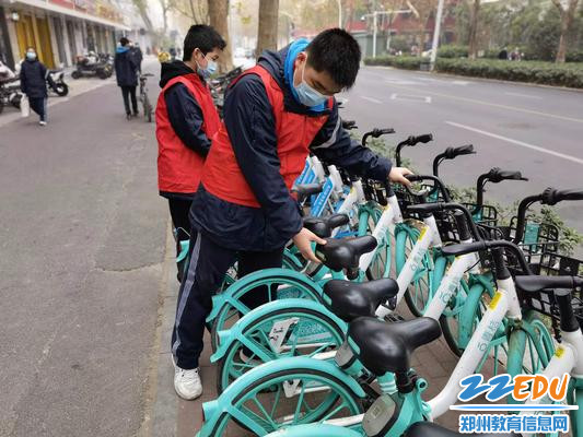 摆放共享单车,美化校园周边环境 摆放共享单车,美化校园周边环境