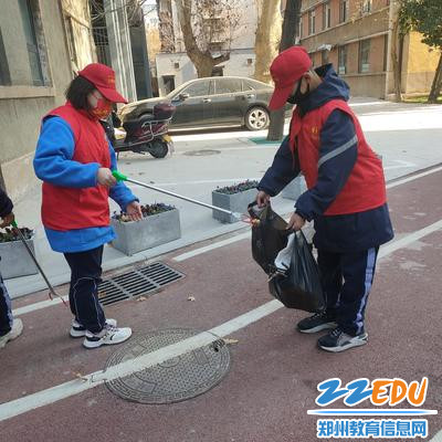 环境卫生爱护岗 助你净化美化校园 环境卫生爱护岗 助你净化美化校园