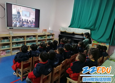 认真观看直播的小朋友_调整大小 认真观看直播的小朋友_调整大小