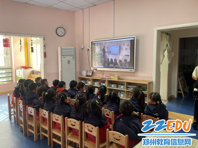 小朋友们坐在教室认真观看直播_调整大小 小朋友们坐在教室认真观看直播_调整大小