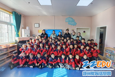 和警察叔叔们拍张大合照_调整大小 和警察叔叔们拍张大合照_调整大小