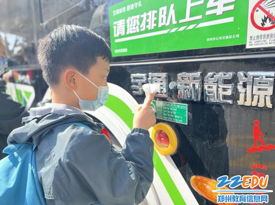 少先队员一丝不苟地打扫公交车 少先队员一丝不苟地打扫公交车