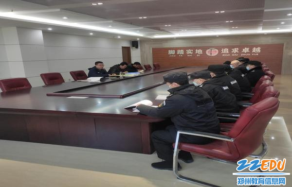 总务处副主任冯凯对保安做安全培训